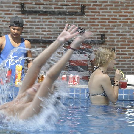 Pool Party Hostel Siem Reap Bagian luar foto