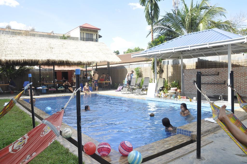 Pool Party Hostel Siem Reap Bagian luar foto