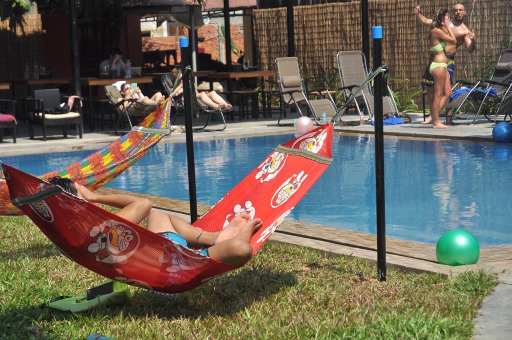 Pool Party Hostel Siem Reap Bagian luar foto