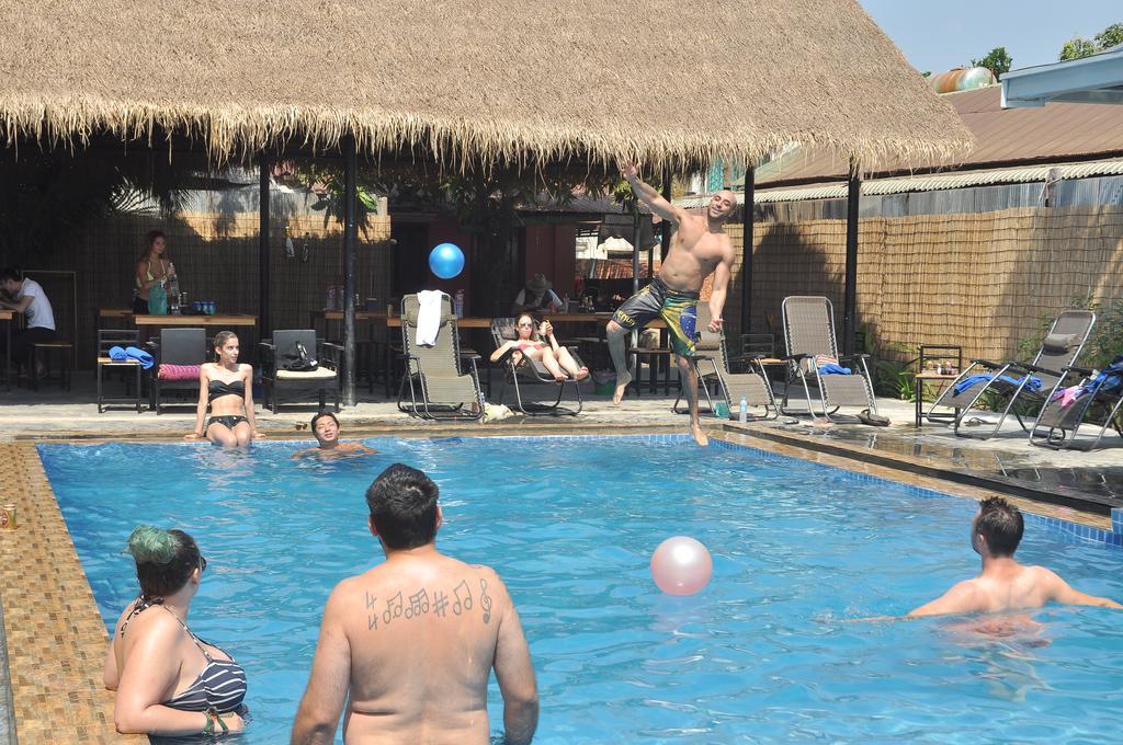 Pool Party Hostel Siem Reap Bagian luar foto