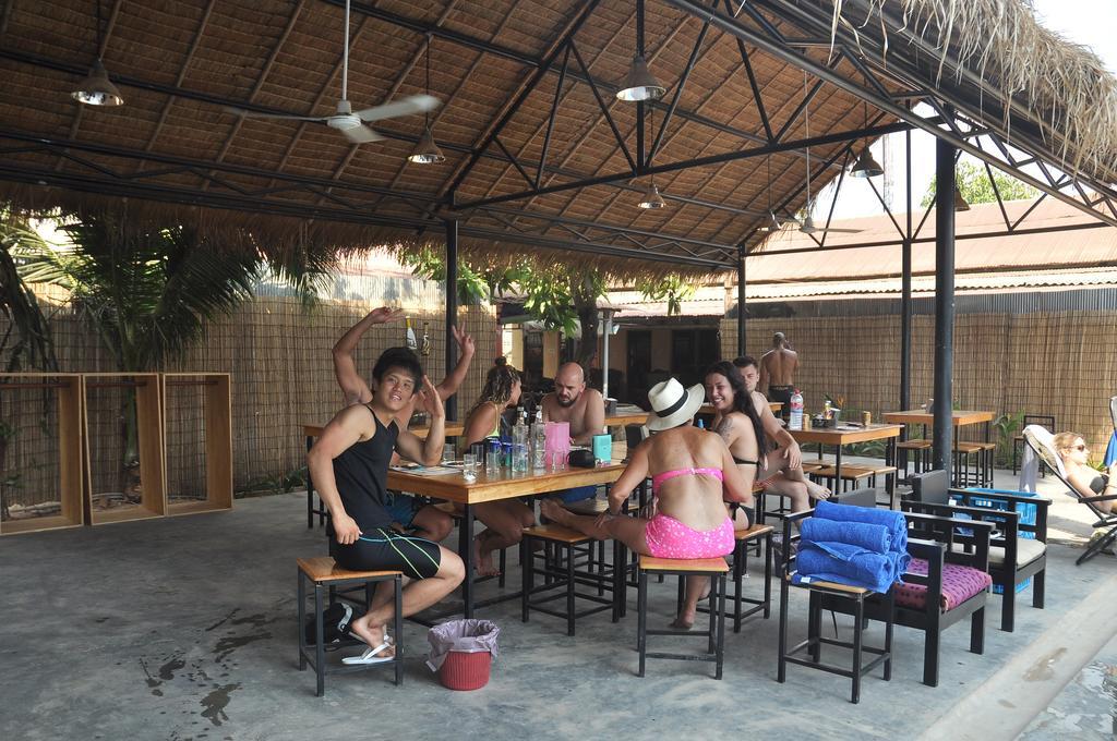 Pool Party Hostel Siem Reap Bagian luar foto