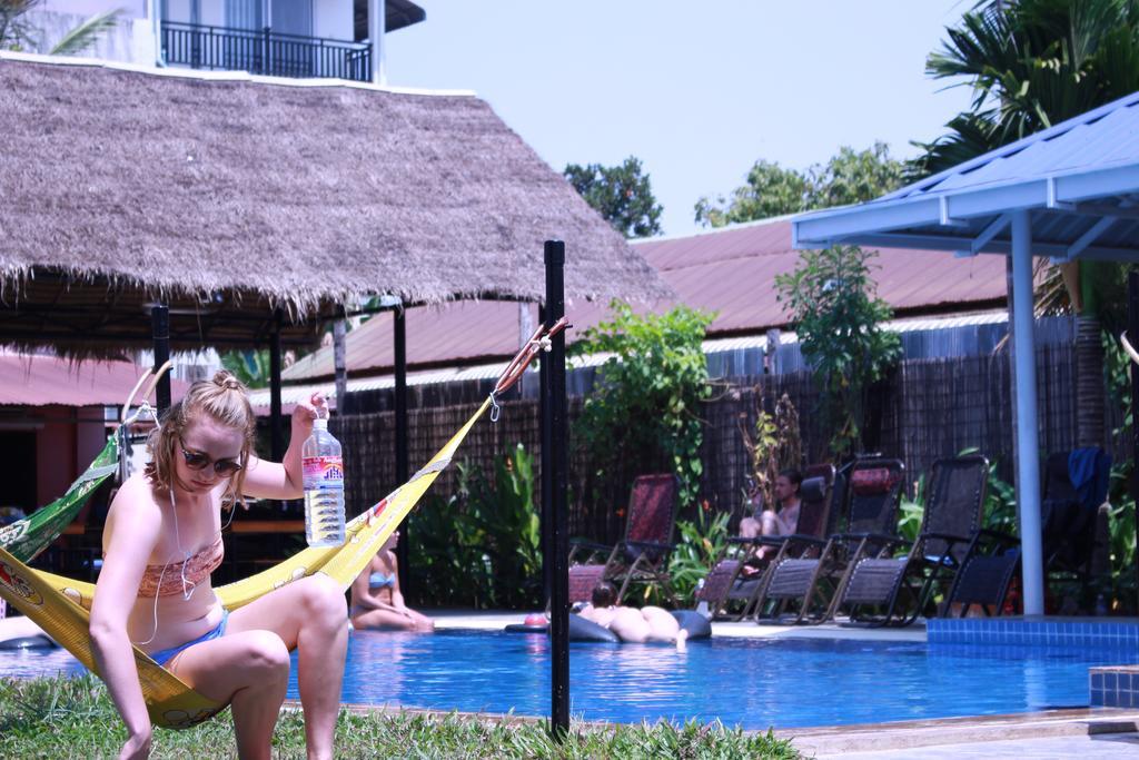 Pool Party Hostel Siem Reap Bagian luar foto