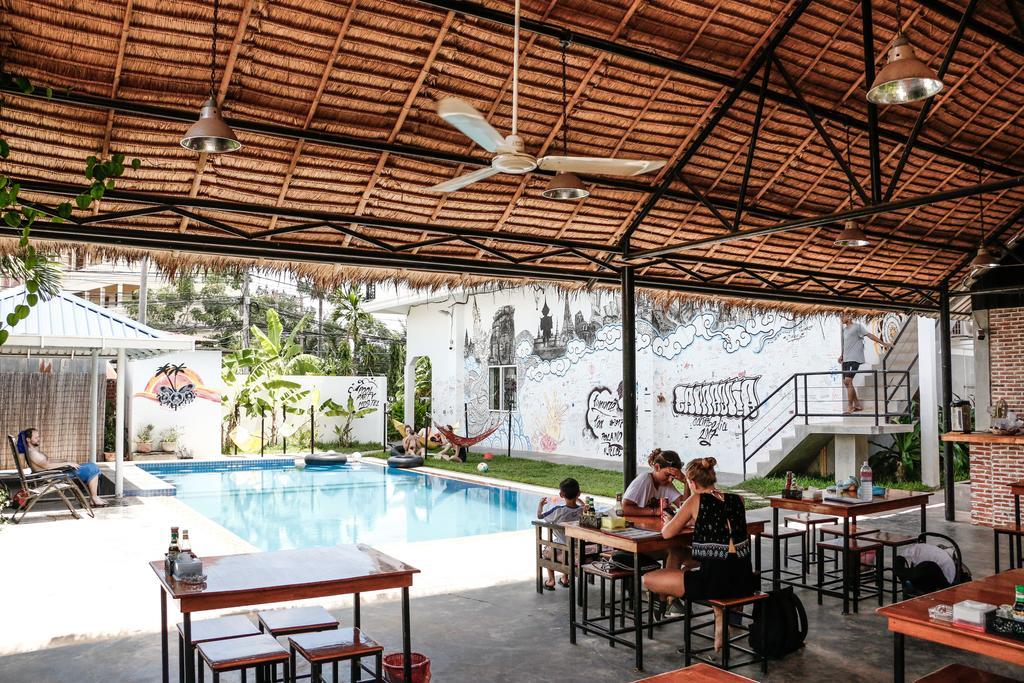 Pool Party Hostel Siem Reap Bagian luar foto